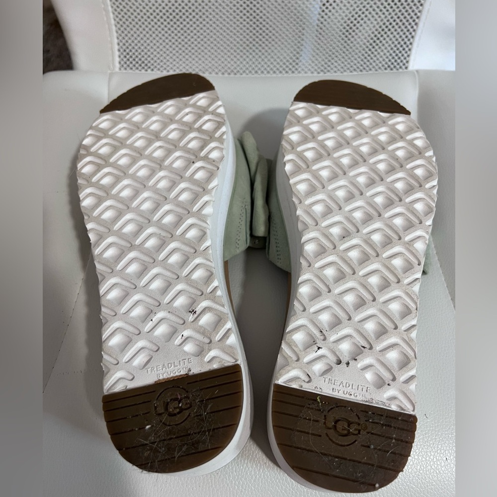 Woman’s UGG Bow Sandals Size 9 - Picture 3 of 6